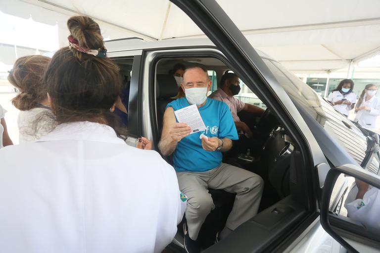 Renato Aragão recebe vacina contra a Covid-19