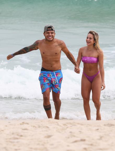 Tierry e Gabi Martins são flagrados em clima de romance na praia