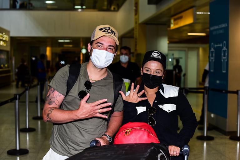 Maiara e Fernando desembarcam em São Paulo e exibem aliança de noivado