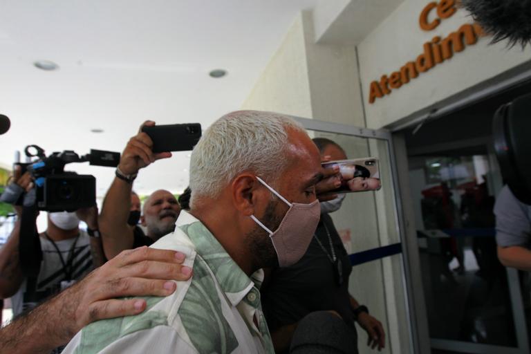 Após prisão, Belo e Gracyanne Barbosa são flagrados chegando na delegacia
