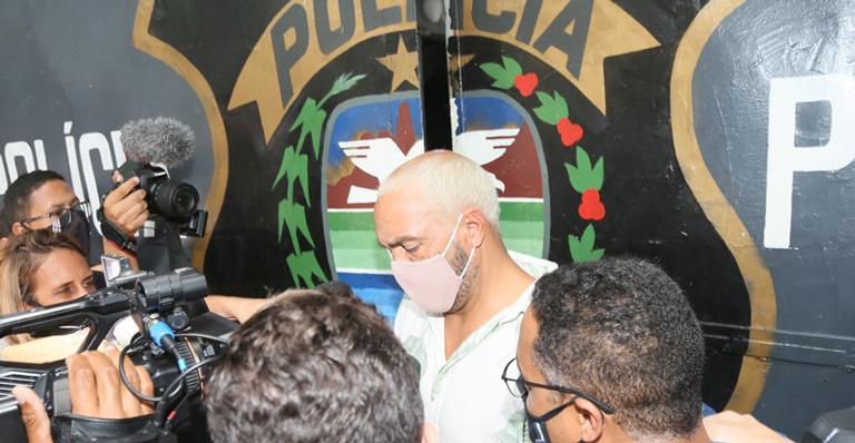 Belo deixa a prisão após aglomeração em show