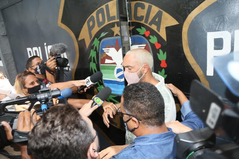 Belo deixa a prisão no Rio de Janeiro após aglomeração em show