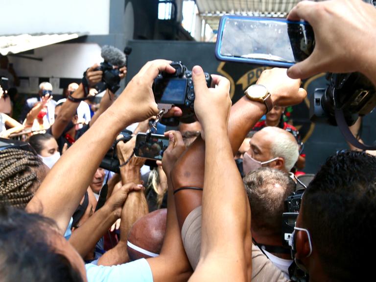 Belo deixa a prisão no Rio de Janeiro após aglomeração em show