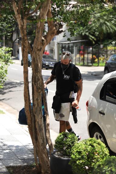 Ex-Fazenda Lipe Ribeiro, affair de Anitta, é flagrado deixando flat em São Paulo