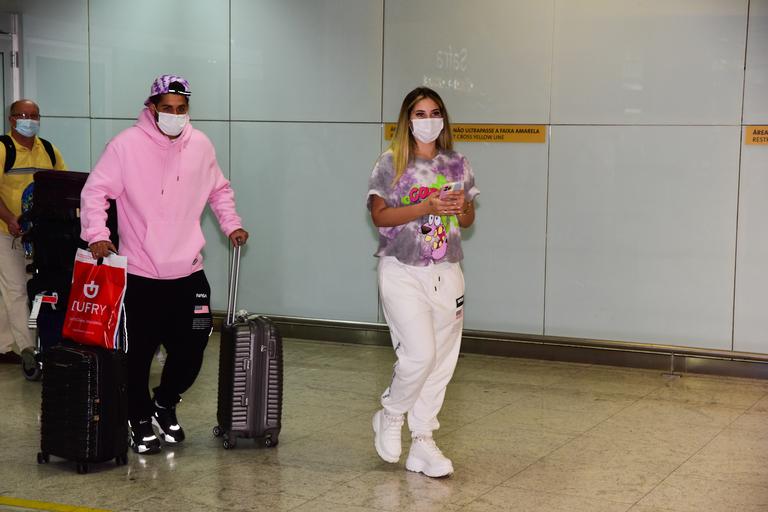 Zé Felipe e Virginia desembarcam em São Paulo após férias no México