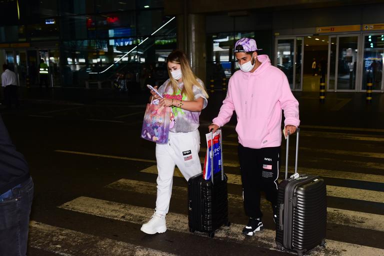 Zé Felipe e Virginia desembarcam em São Paulo após férias no México