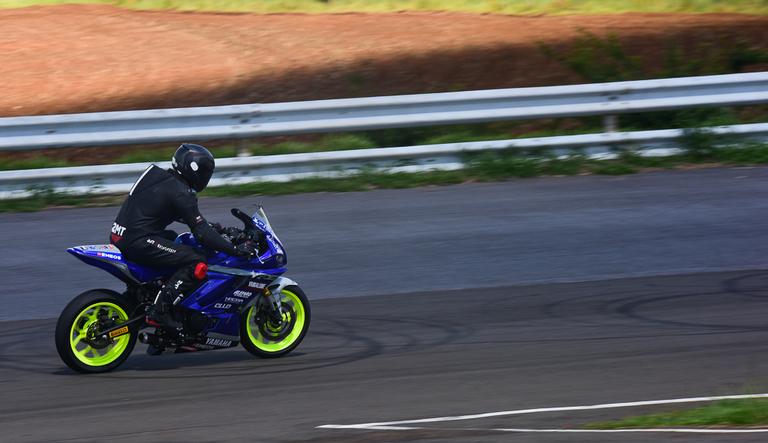 Felipe Titto treina para prova de moto velocidade