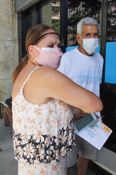 No Rio, Susana Vieira é vacinada contra a Covid-19