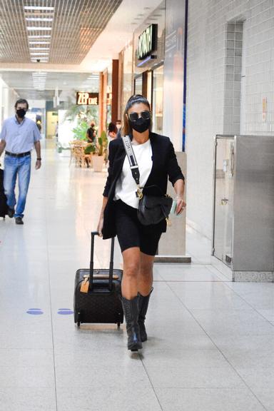 Juliana Paes é flagrada em aeroporto com bolsas grifadas