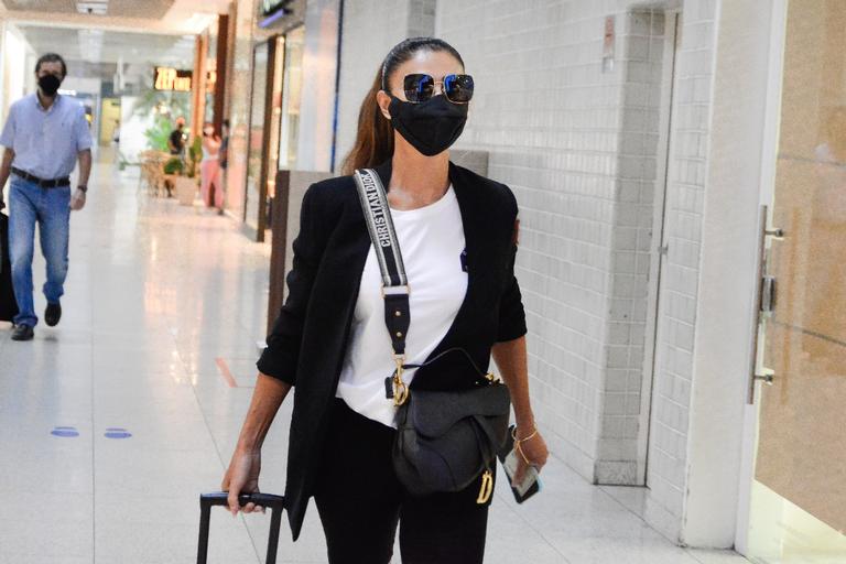 Juliana Paes é flagrada em aeroporto com bolsas grifadas
