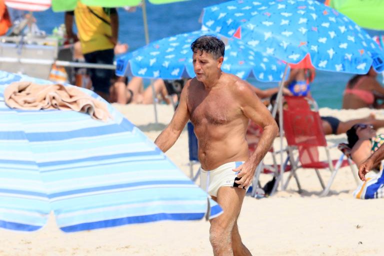 Renato Gaúcho e a filha, Carol Portaluppi, são flagrados em dia de praia no Rio
