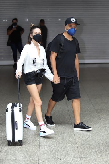 Projota e a esposa são flagrados em clima de carinho no aeroporto de São Paulo