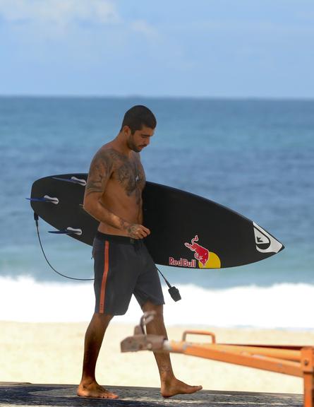 Após dia de surfe, Pedro Scooby é flagrado no Rio e exibe barriga trincada