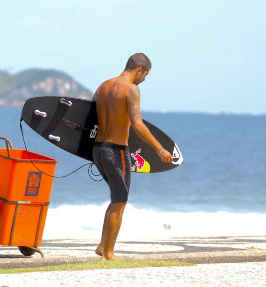 Após dia de surfe, Pedro Scooby é flagrado no Rio e exibe barriga trincada