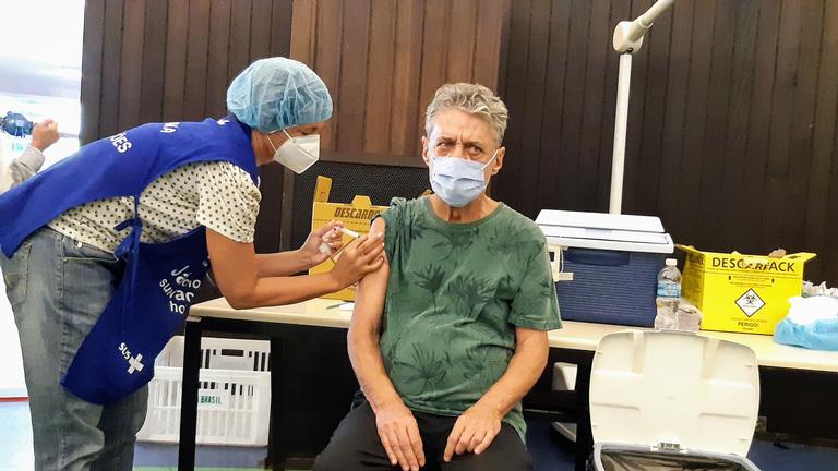 Chico Buarque toma a segunda dose da vacina contra a Covid-19
