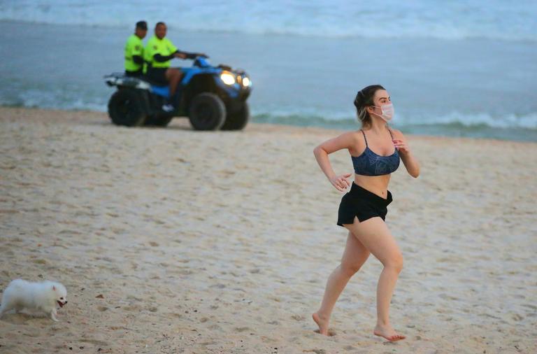 Fernanda Keulla é flagrada se exercitando na praia 