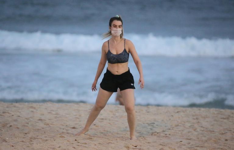 Fernanda Keulla é flagrada se exercitando na praia 