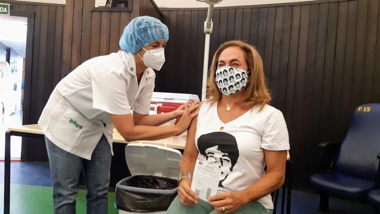  Cissa Guimarães chora ao tomar vacina contra a Covid-19