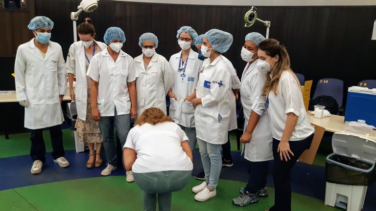  Cissa Guimarães chora ao tomar vacina contra a Covid-19