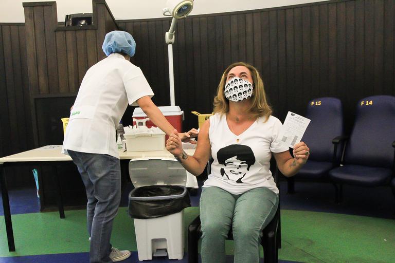 Cissa Guimarães chora ao tomar vacina contra a Covid-19