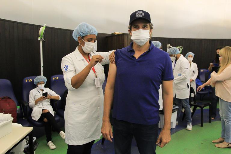 Aos 63 anos, Edson Celulari é vacinado contra a Covid-19