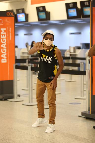Lucas Penteado recebe o carinho dos fãs ao ser flagrado em aeroporto