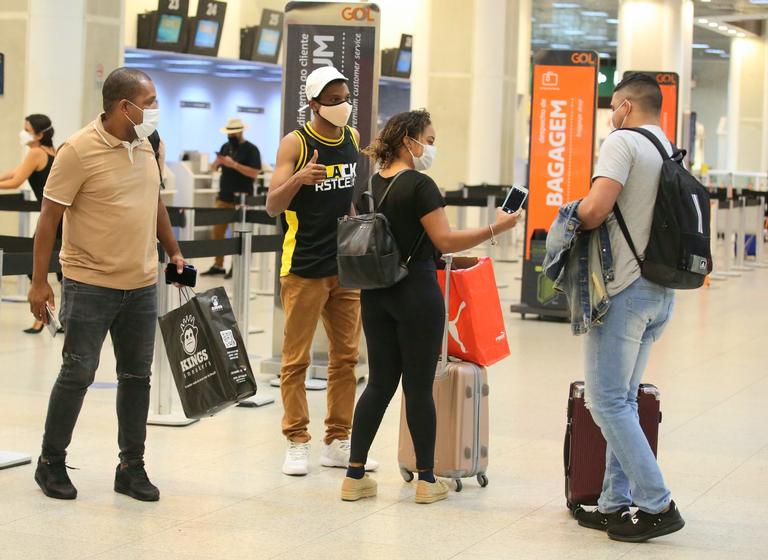 Lucas Penteado recebe o carinho dos fãs ao ser flagrado em aeroporto