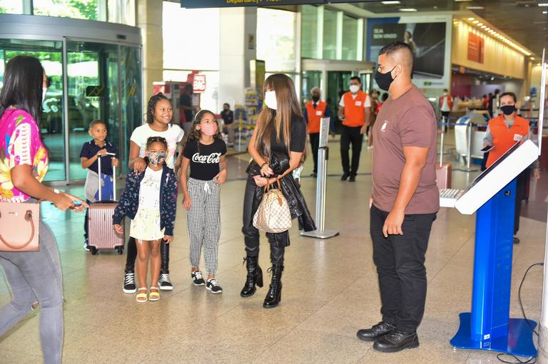 Thais Braz esbanja simpatia ao ser flagrada em aeroporto