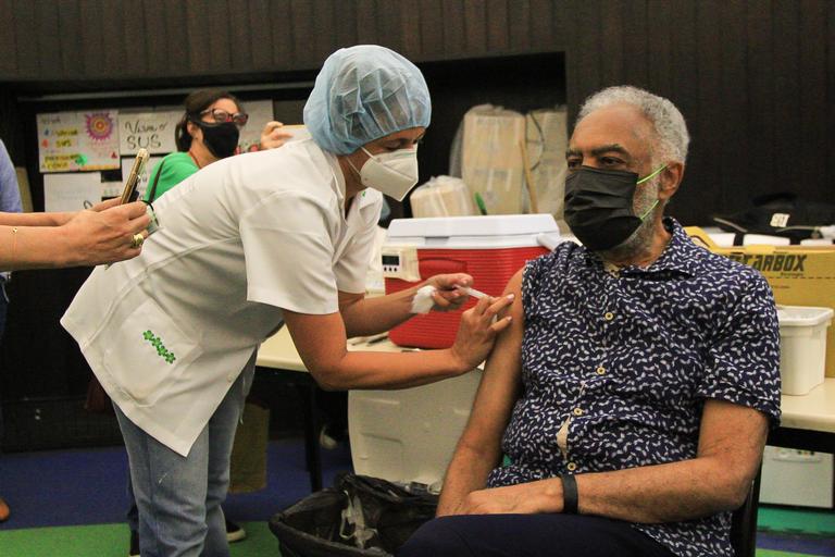Gilberto Gil toma segunda dose da vacina contra a Covid-19