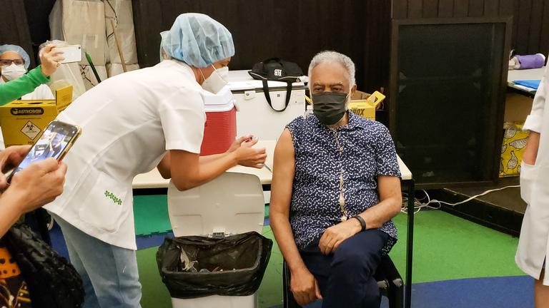 Gilberto Gil toma segunda dose da vacina contra a Covid-19