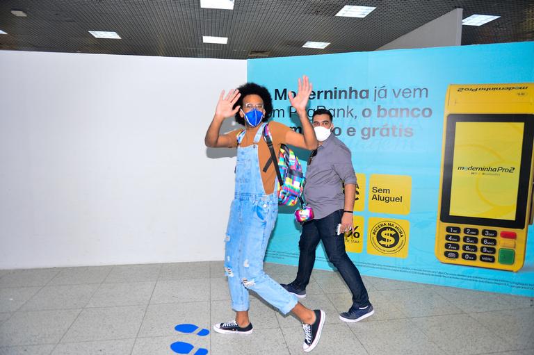 João Luiz esbanja simpatia no aeroporto do Rio de Janeiro