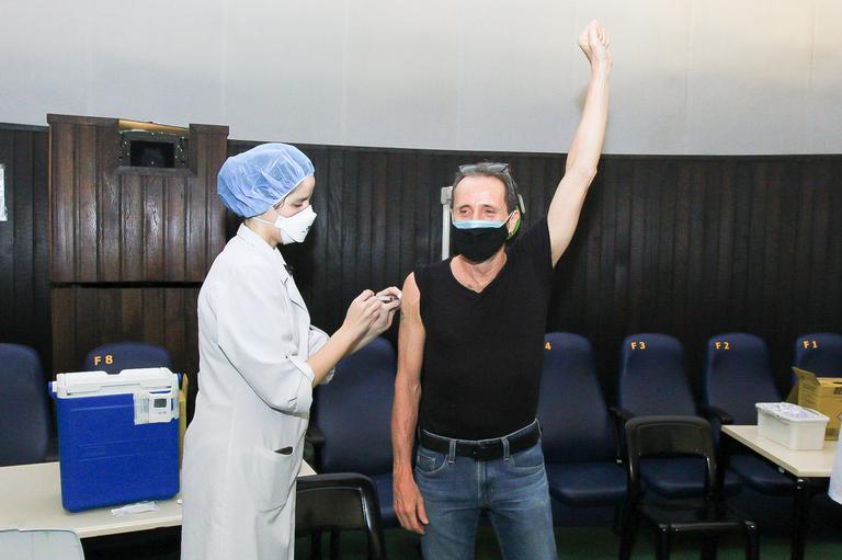 Tony Bellotto é vacinado contra a Covid-19