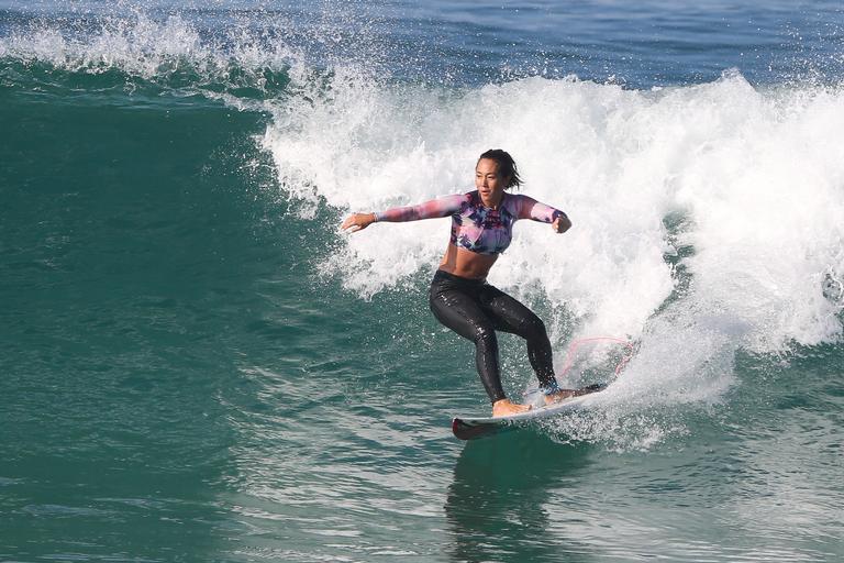 Dani Suzuki surfa em praia do Rio de Janeiro