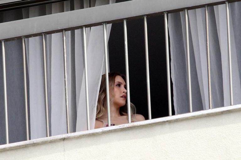  Carla Diaz é clicada fazendo ensaio na varanda de hotel