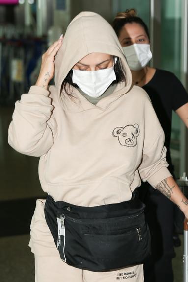Cleo é flagrada com look grifado em aeroporto de São Paulo