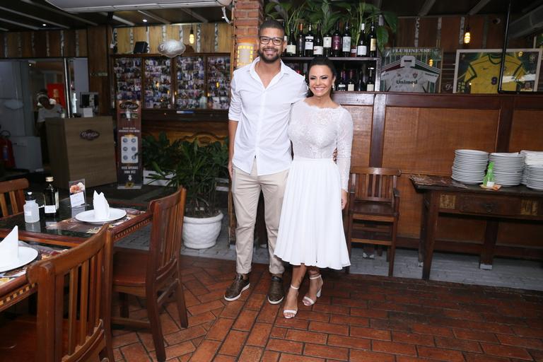 Viviane Araújo e Guilherme Militão se casam no cartório e comemoram com festa íntima