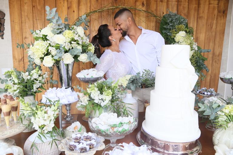 Viviane Araújo e Guilherme Militão se casam no cartório e comemoram com festa íntima