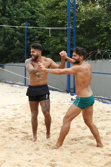 Arcrebiano Araújo e André Martinelli jogando futvôlei em São Paulo