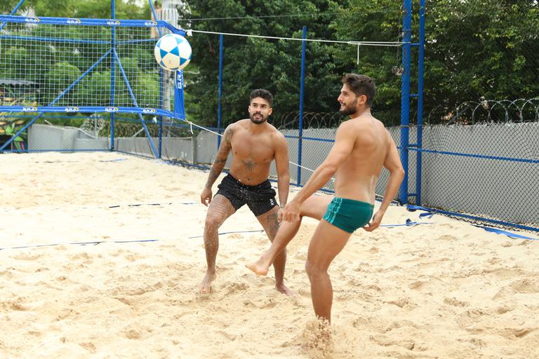 Arcrebiano Araújo e André Martinelli jogando futvôlei em São Paulo