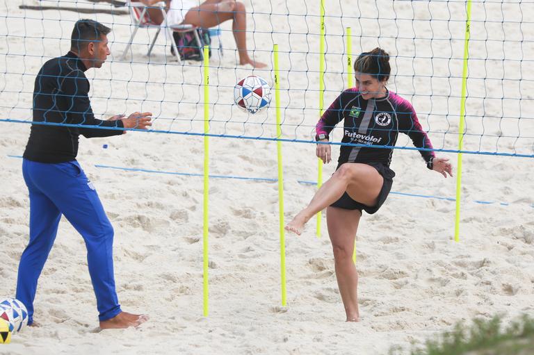 Giovanna Antonelli é clicada treinando futevôlei na praia