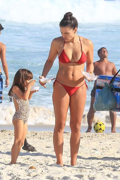 Kyra Gracie e Malvino Salvador curtem dia de praia com os filhos