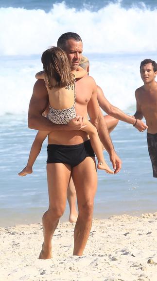 Kyra Gracie e Malvino Salvador curtem dia de praia com os filhos