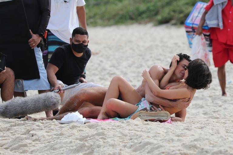 Cauã Reymond e Andrea Horta gravam novela em praia do Rio de Janeiro