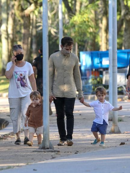 Thales Bretas e os filhos passeando com Susana Garcia na Lagoa Rodrigo de Freitas