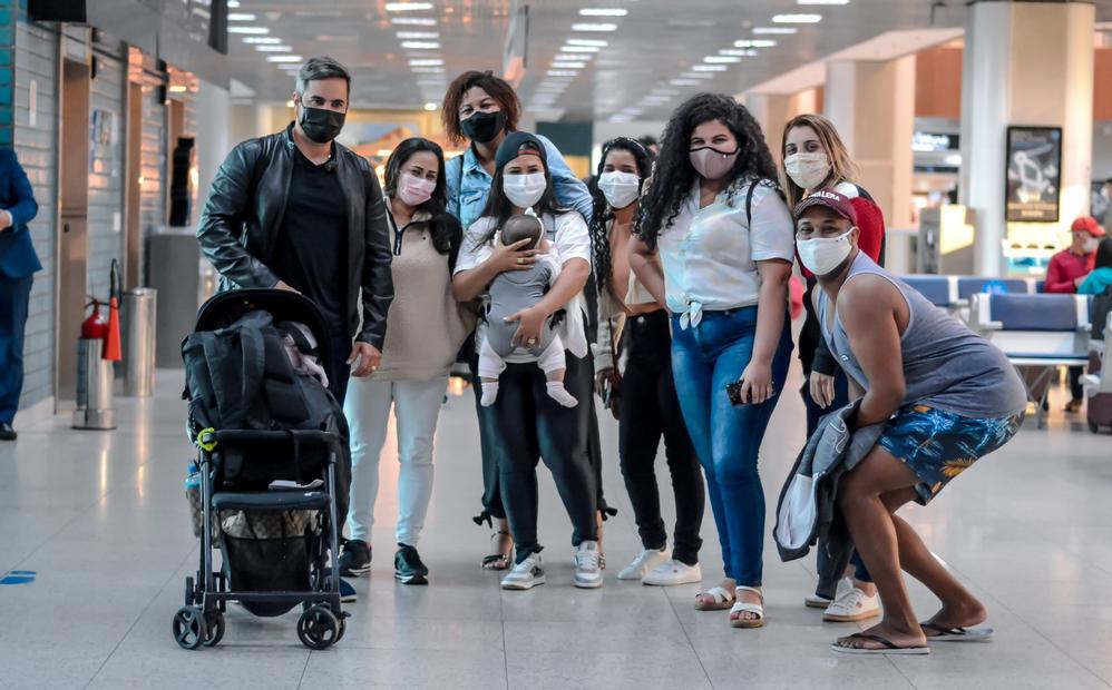 Acompanhada de sua família, Simone causa em aeroporto