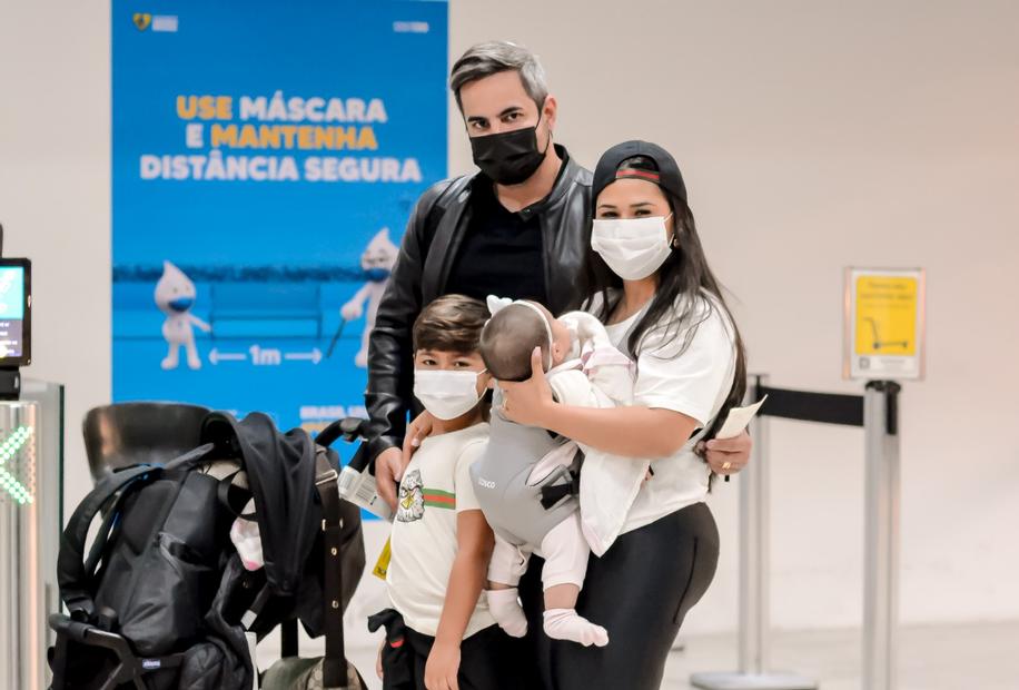Acompanhada de sua família, Simone causa em aeroporto