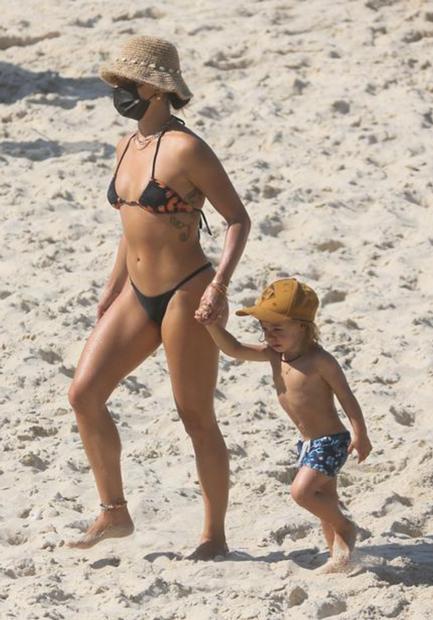 Isis Valverde é flagrada curtindo dia na praia com o filho