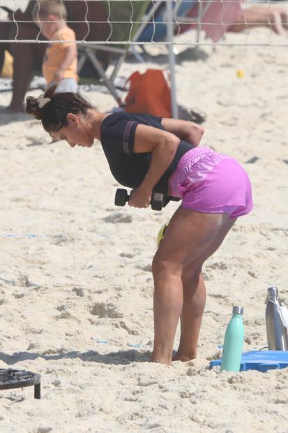 Giovanna Antonelli treinando na praia da Barra da Tijuca, no Rio de Janeiro