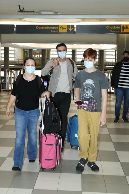 Rodrigo Lombardi é flagrado com a esposa e o filho no aeroporto de Congonhas