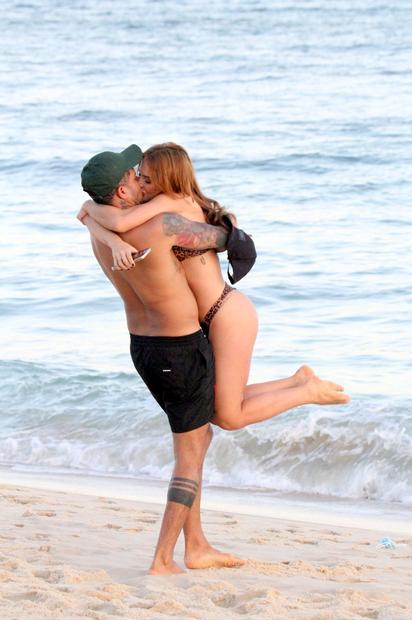 Gabi Martins e Tierry trocam beijos quentes em praia do Rio